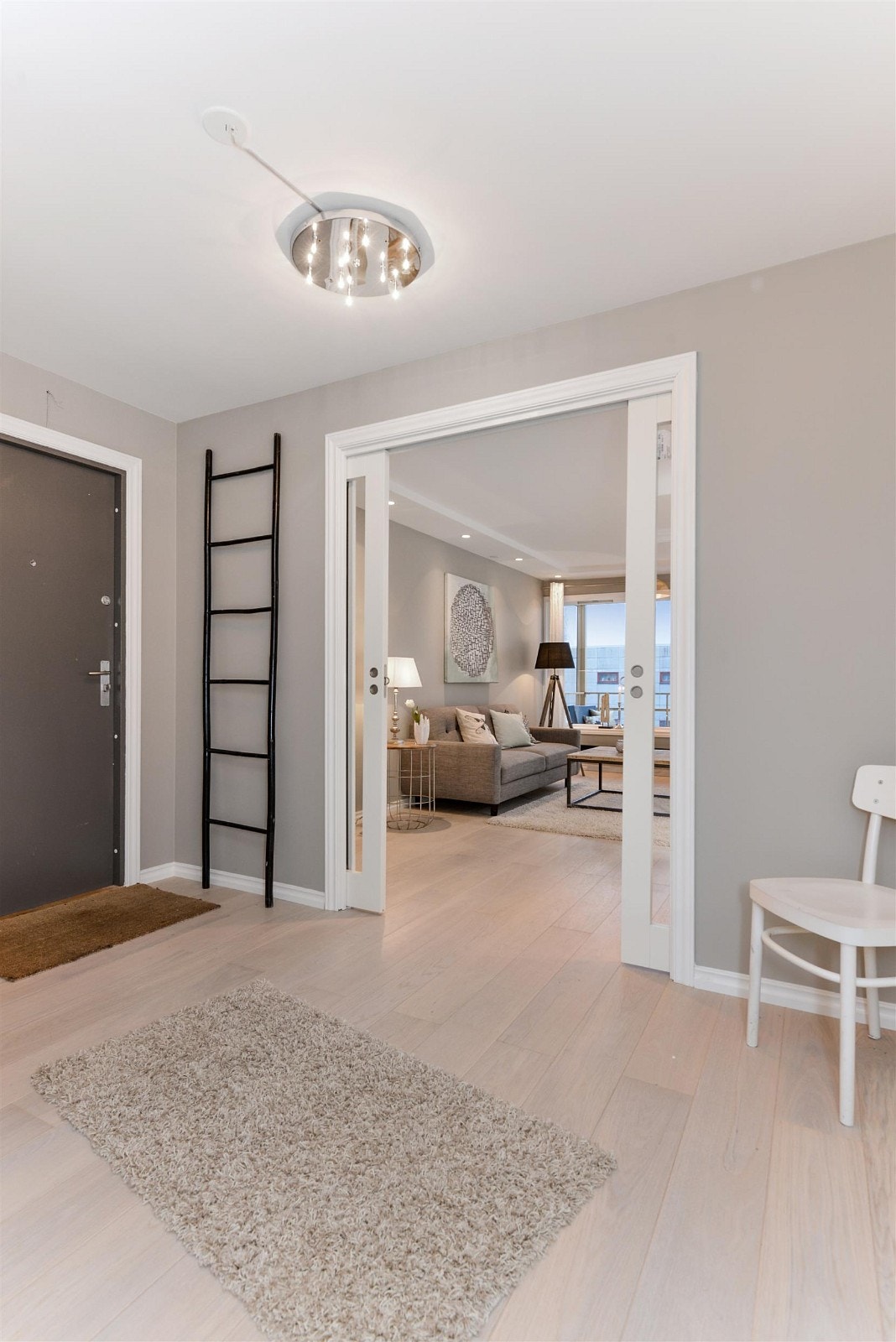 Praktiske og stilige skyvedører skiller stuen og kjøkkenet fra resten av boligen. Galleribilde