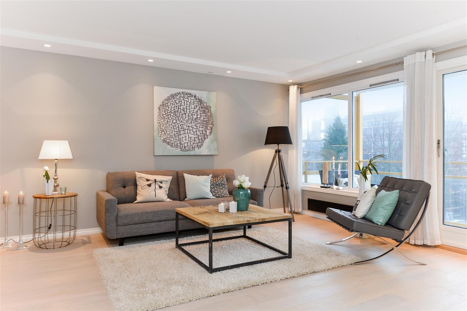 Stue med høy trivselsfaktor. Passer perfekt for deg som stiller krav til boligens standard og beliggenhet. Her kan du flytte rett inn! Galleribilde