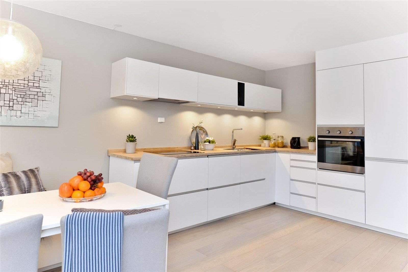 Kjøkkenet er stilfult og moderne, samt praktisk designet. Dette er et friområdet for kreativ kulinarisk utfoldelse. Her er alt tilrettelagt for at du kan briljere med dine kokkekunster. Galleribilde