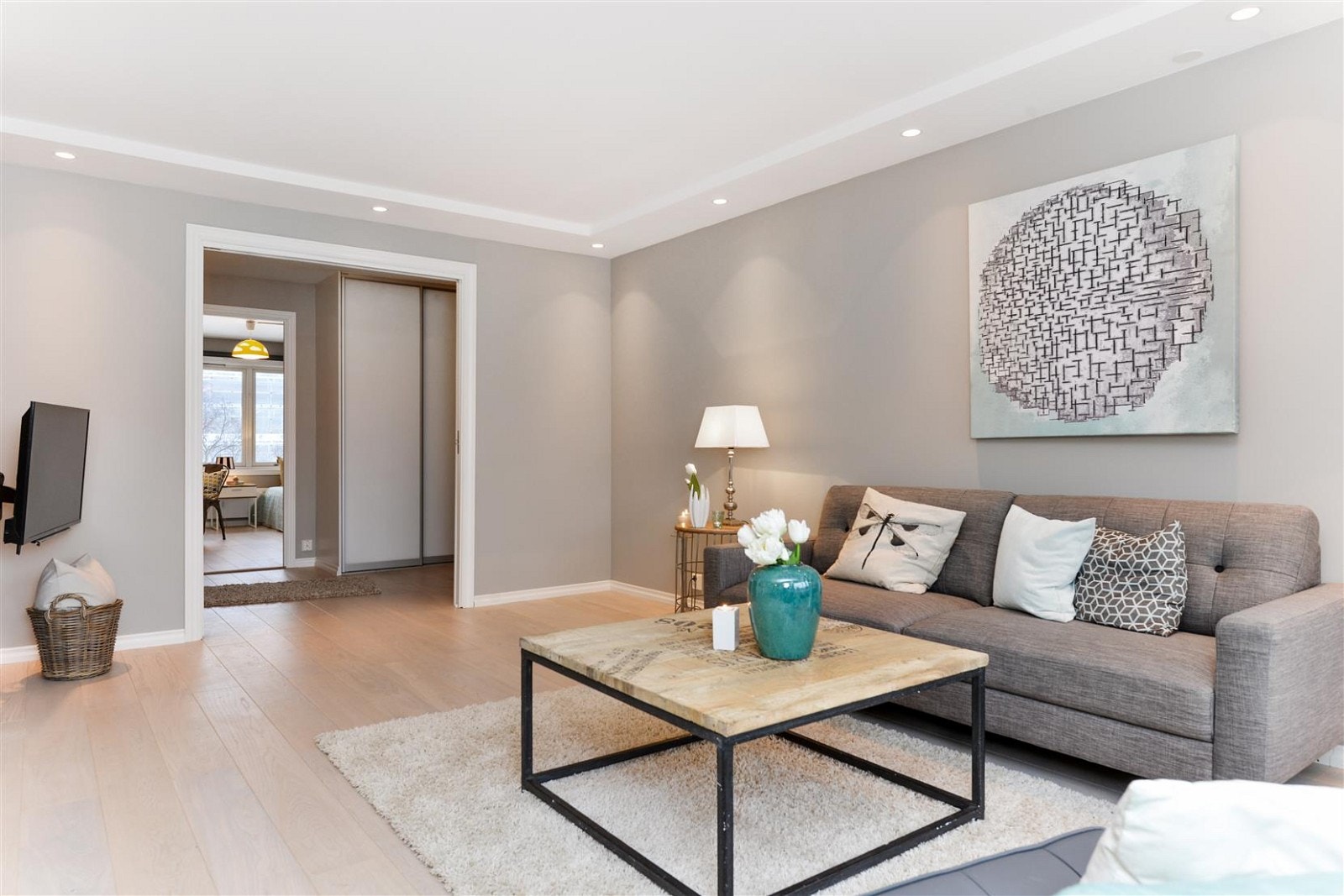 God og arealeffektiv planløsning med lysinnslipp fra to sider sørger for rikelig med naturlig sollys. Galleribilde