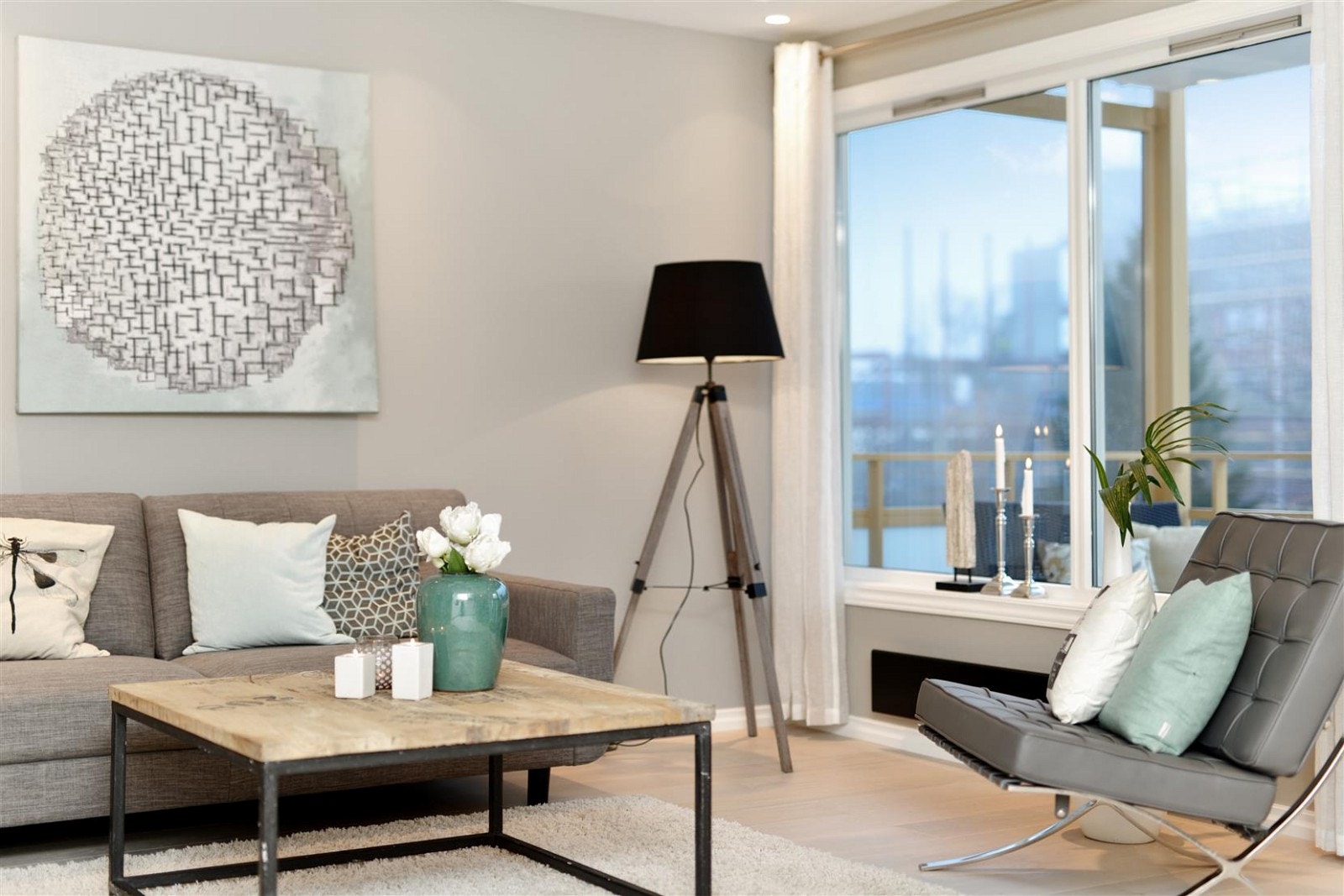 Stuen oppleves meget tiltalende med et luftig preg som blir ytterligere forserket med store, høye vinduer. Galleribilde