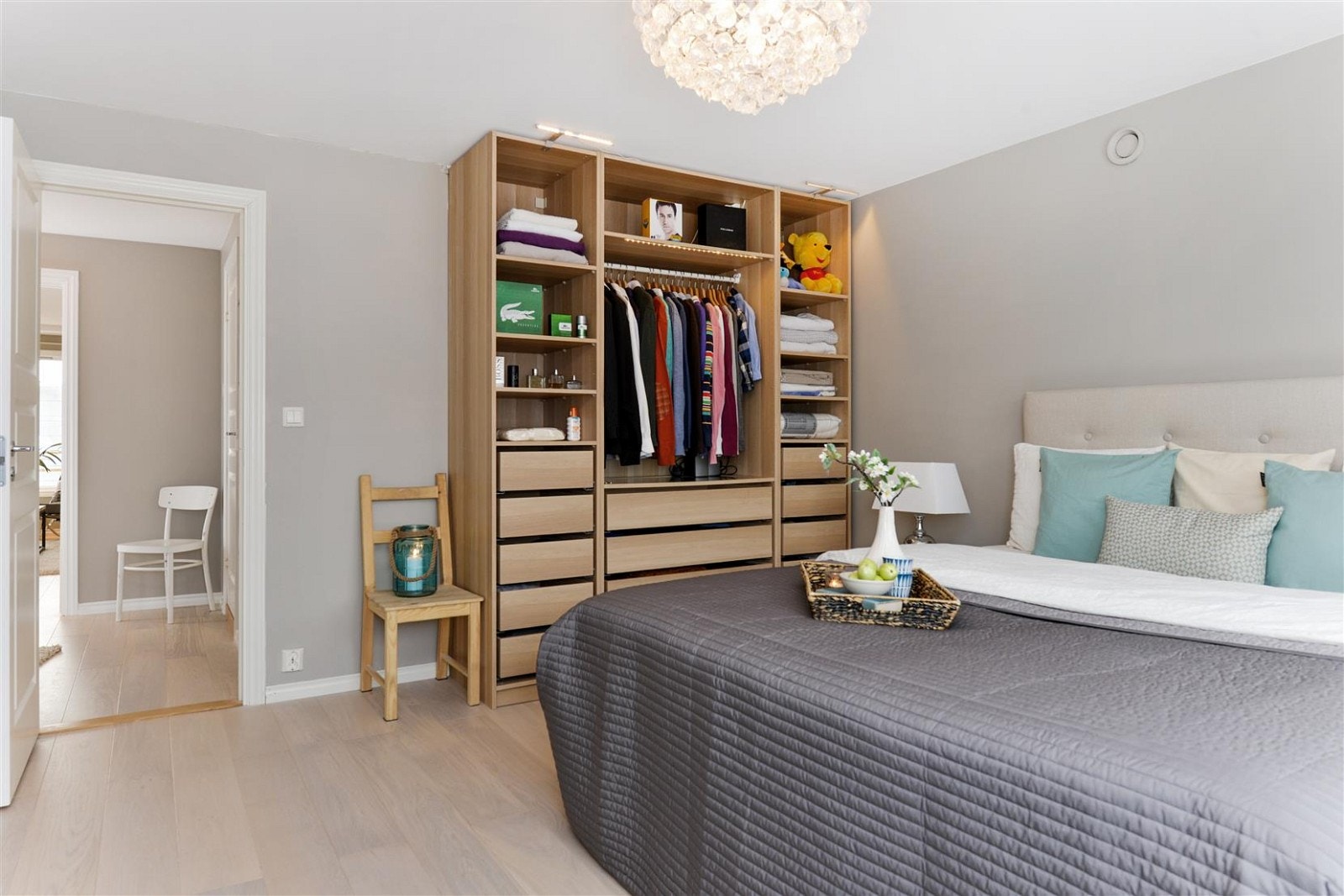 Garderobeskapet medfølger. På rommet får du også plass til skrivebord eller annet du måtte ønske for å utvide bruken av rommet. Galleribilde