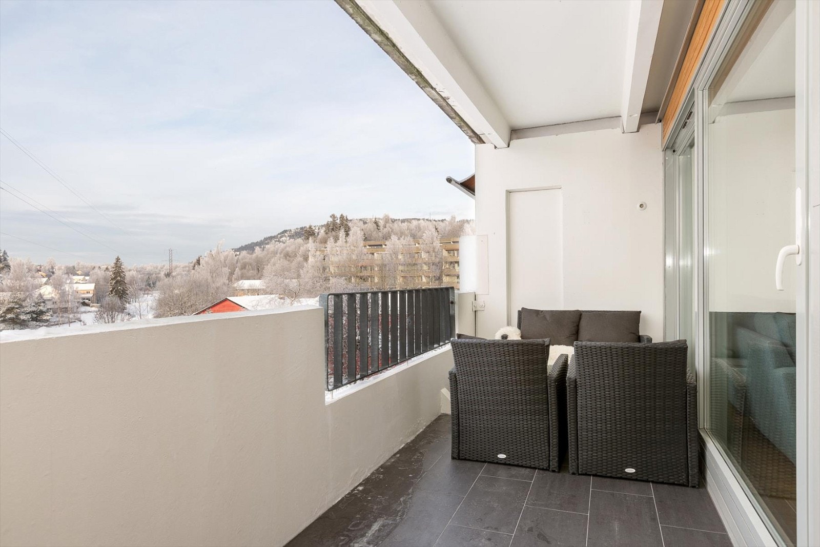 Stor, solrik terrasse med flislagt gulv. Galleribilde