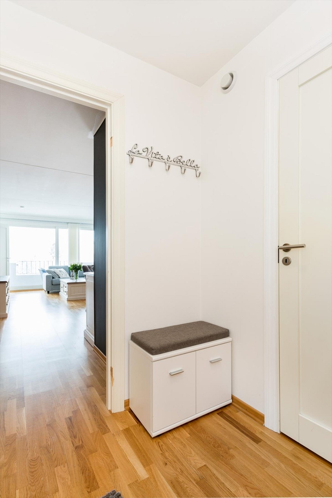 God entré med garderobe-/innredet rom. Galleribilde