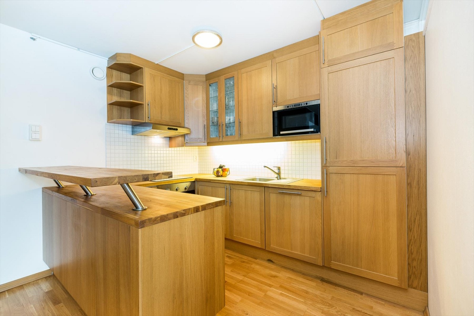 Pent kjøkken med praktisk barløsning. Galleribilde