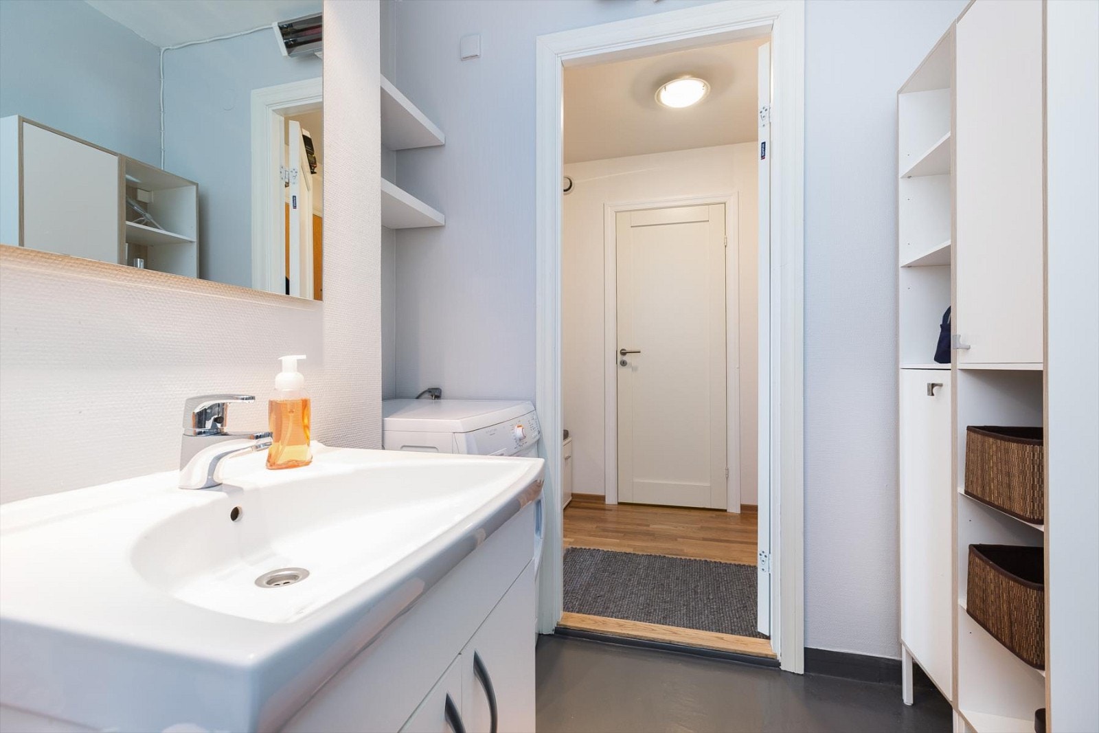 Baderom med ekstra hyller og veggskap. Galleribilde