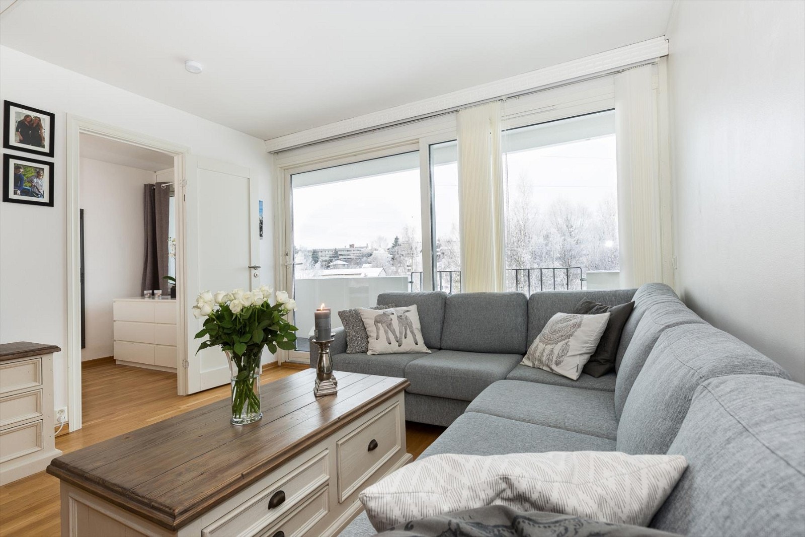 Stue med skyvedør ut til solrik terrasse. Galleribilde