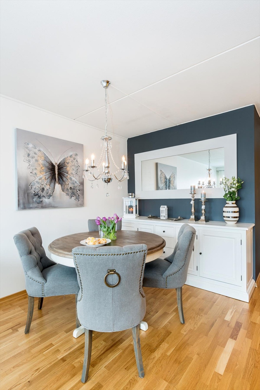 Spisestue med lekker prismelampe som kan medfølge. Galleribilde