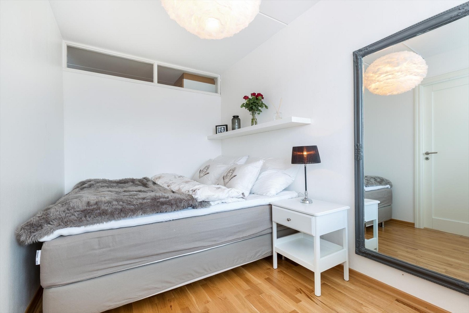 Romslig og delikat soverom med plass til garderobe. Galleribilde