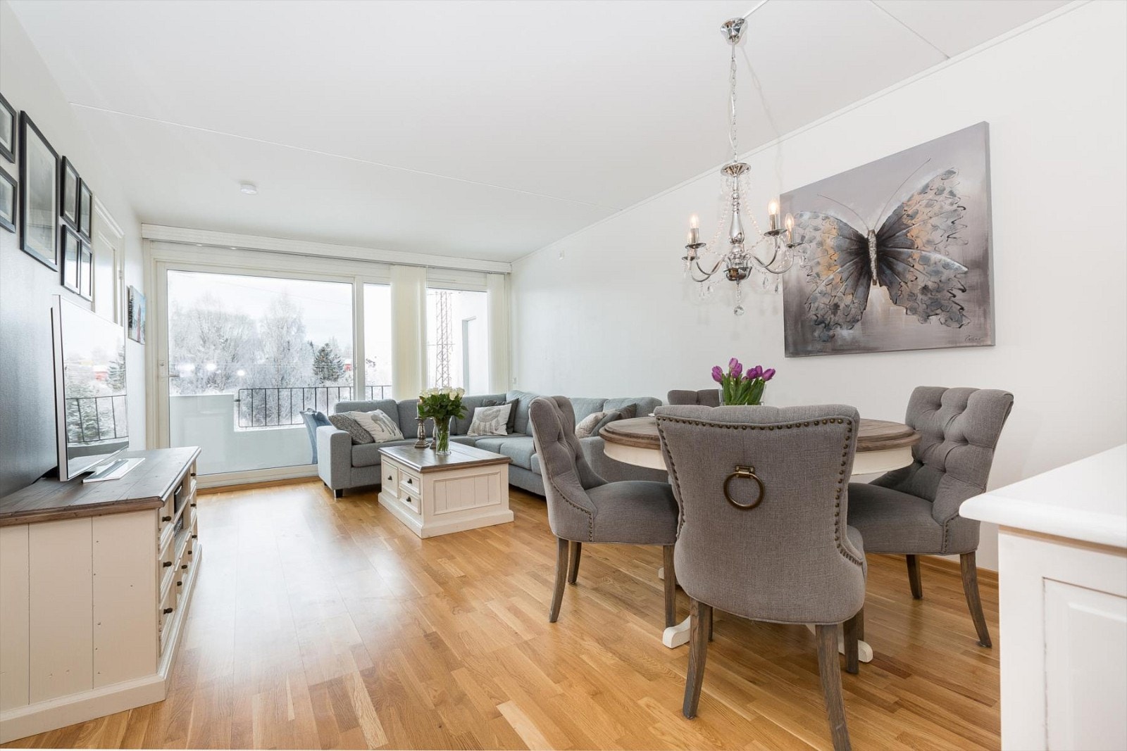 Lys og flott stue med god plass til spisestue. Galleribilde