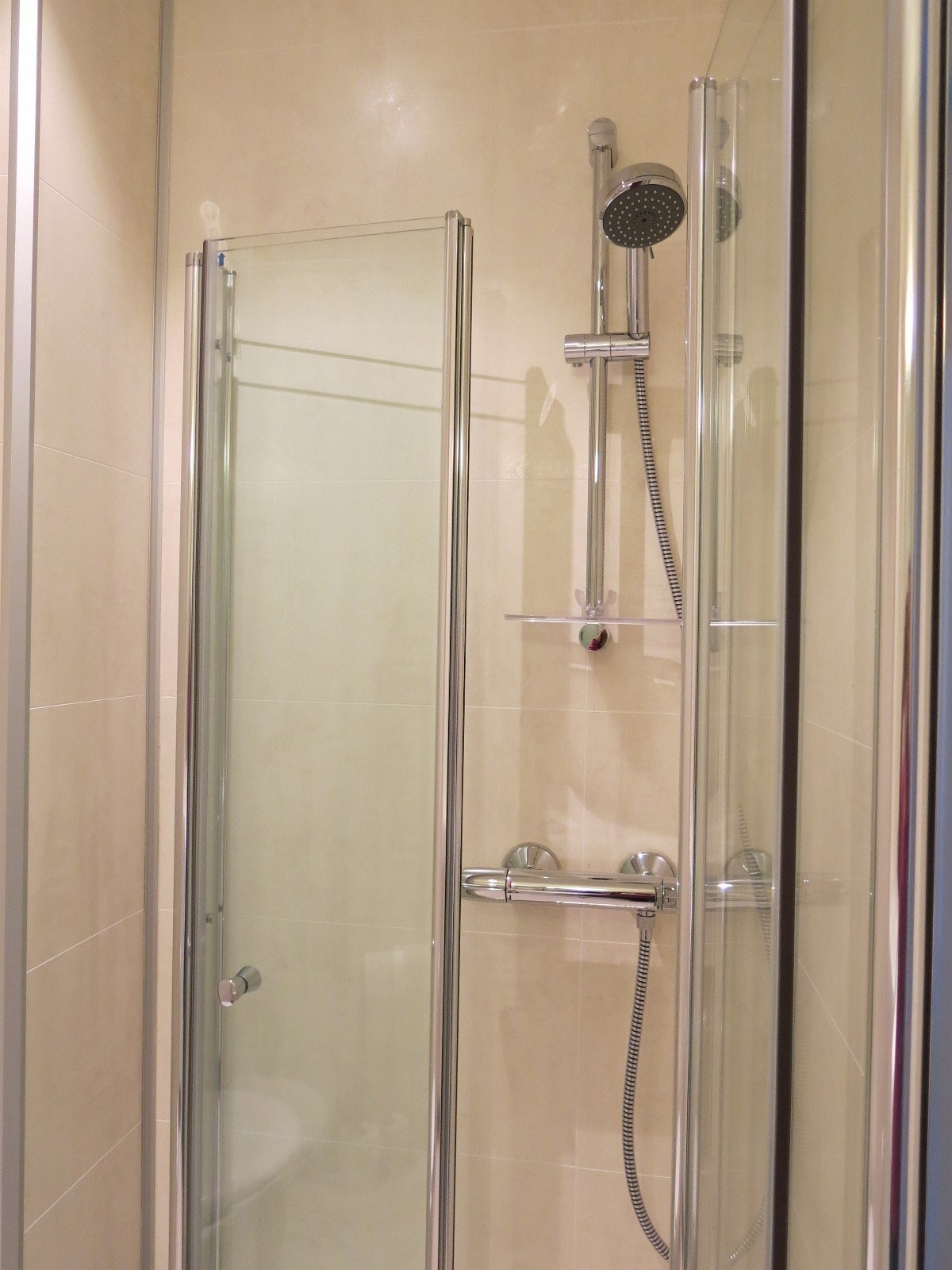 Nytt dusjhjørne med fleksible dører. Galleribilde