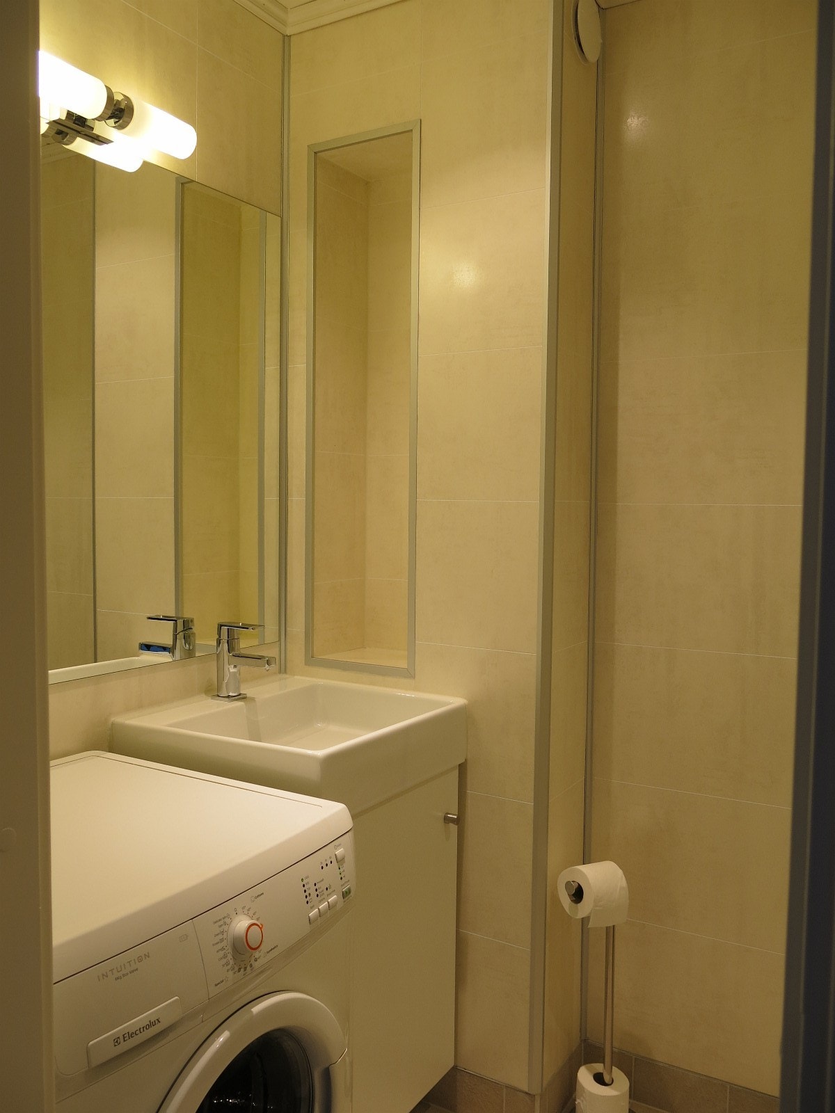 Lyst bad med varmekabler og vaskemaskin. Galleribilde