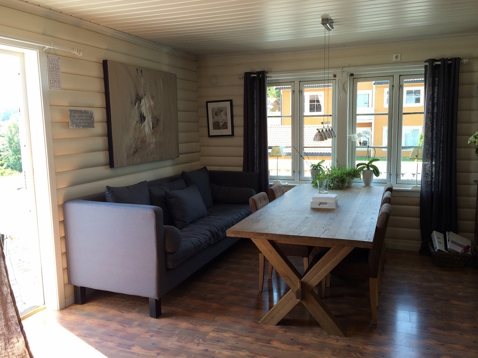 stort kjøkken på 36kvm med peis. nye møbler etter bilde er tatt. Galleribilde