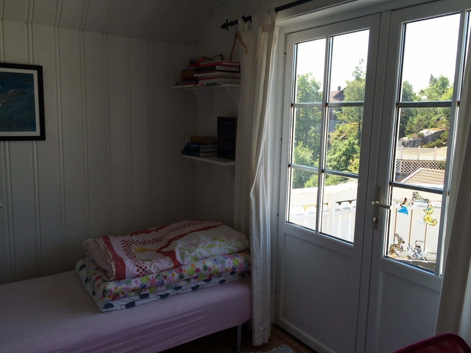 Utleid. Koselig soverom med egen balkong. Flott utsikt mot innseilingen. pris 6500 alt inkludert Galleribilde