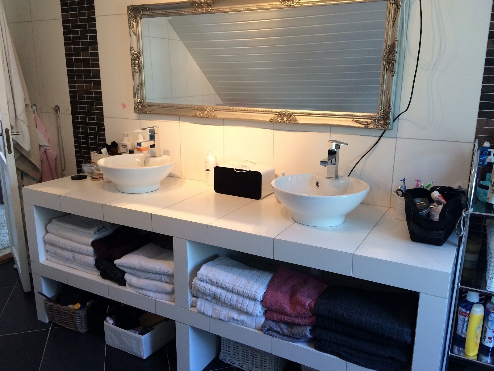 Stort bad på ca 24kvm med hjørne badekar. og 2 vasker Galleribilde