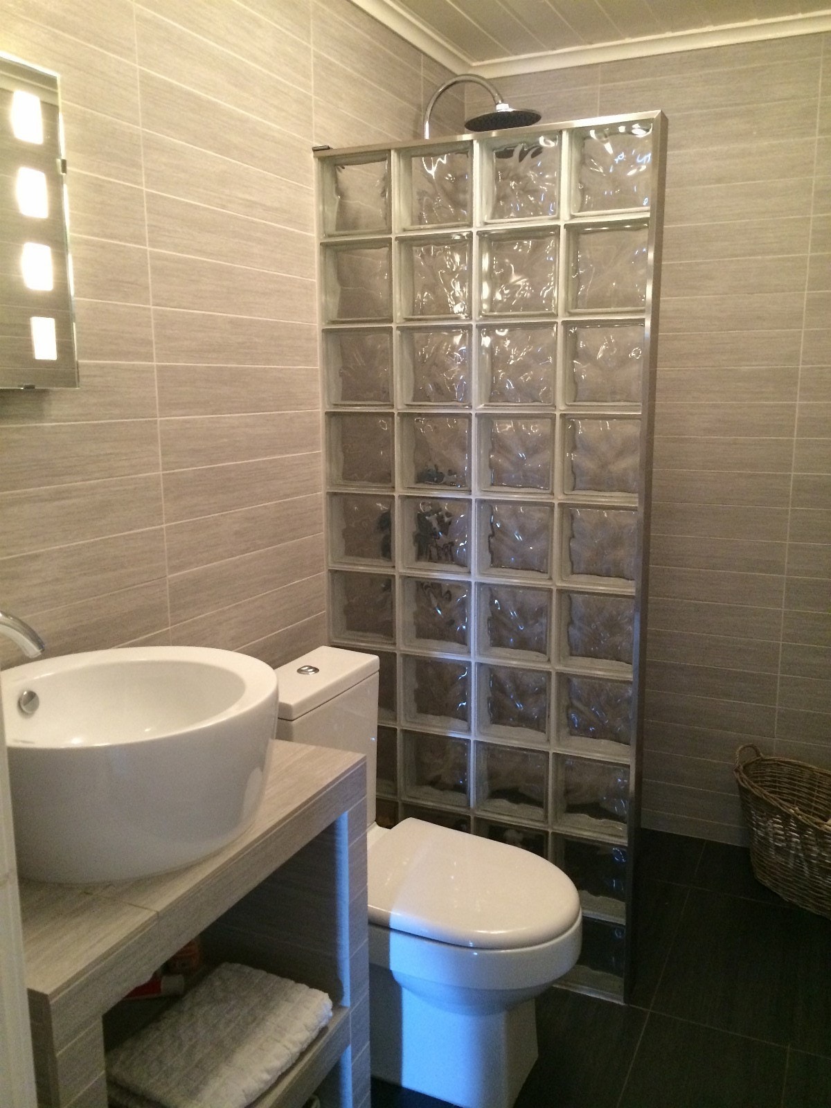 Flott bad nede med dusj og wc Galleribilde