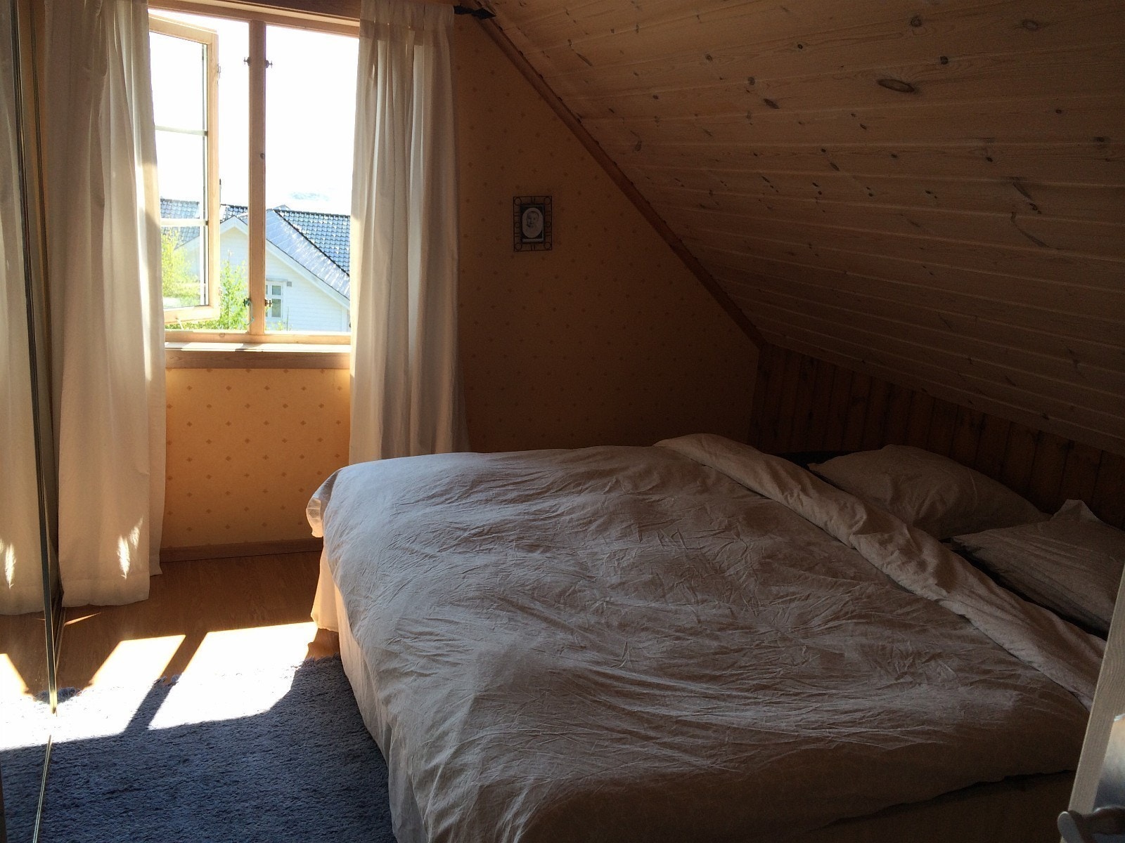 Utleid.Stort soverom med flott sjøutsikt, ledig,rommet er pusset opp etter dette bilde kr 6900- alt inkl som strøm, nett og møbler. Galleribilde