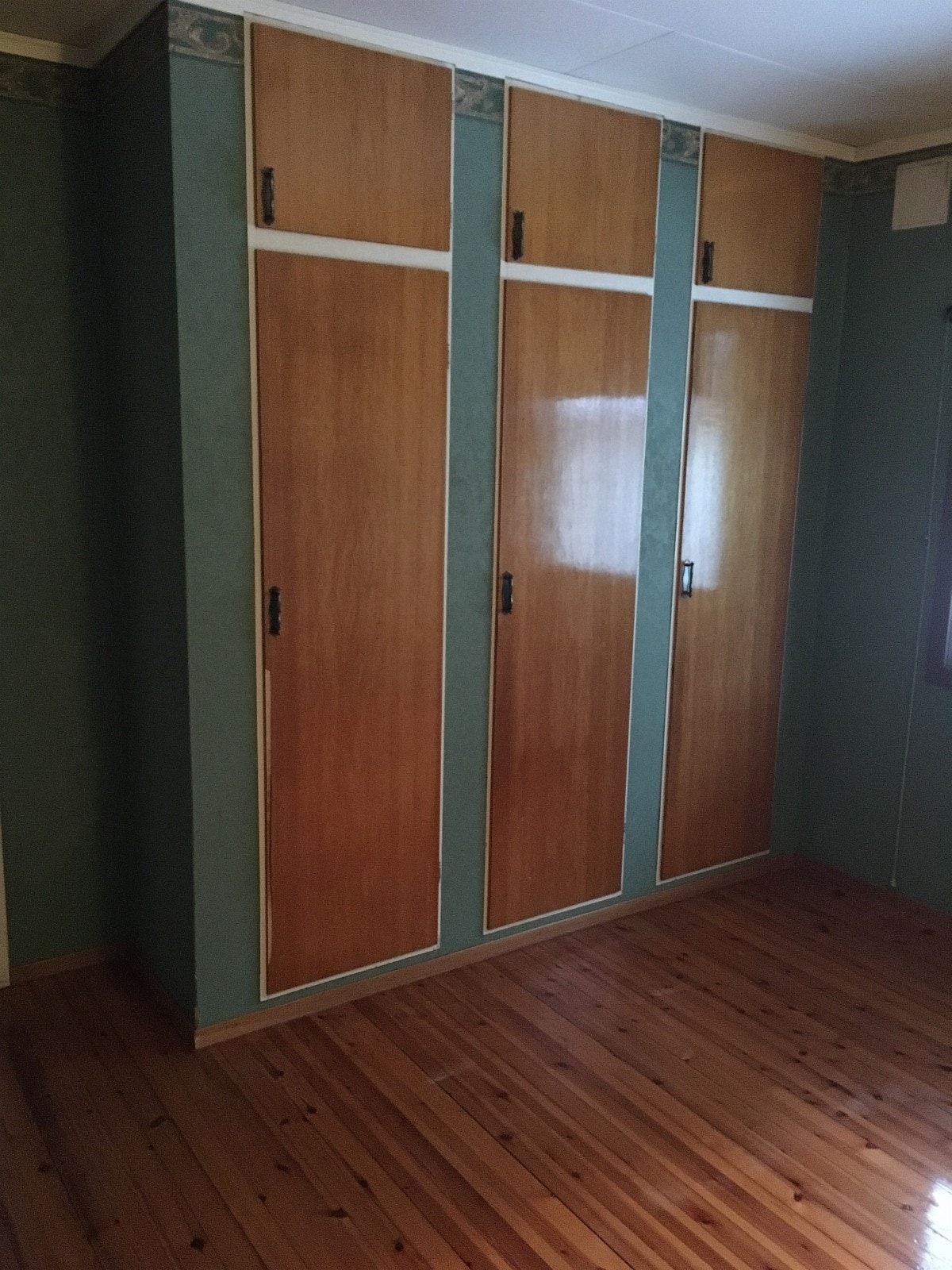 Innebygd garderobeskap soverom 1. Nå malt lyse grått på vegg. Galleribilde