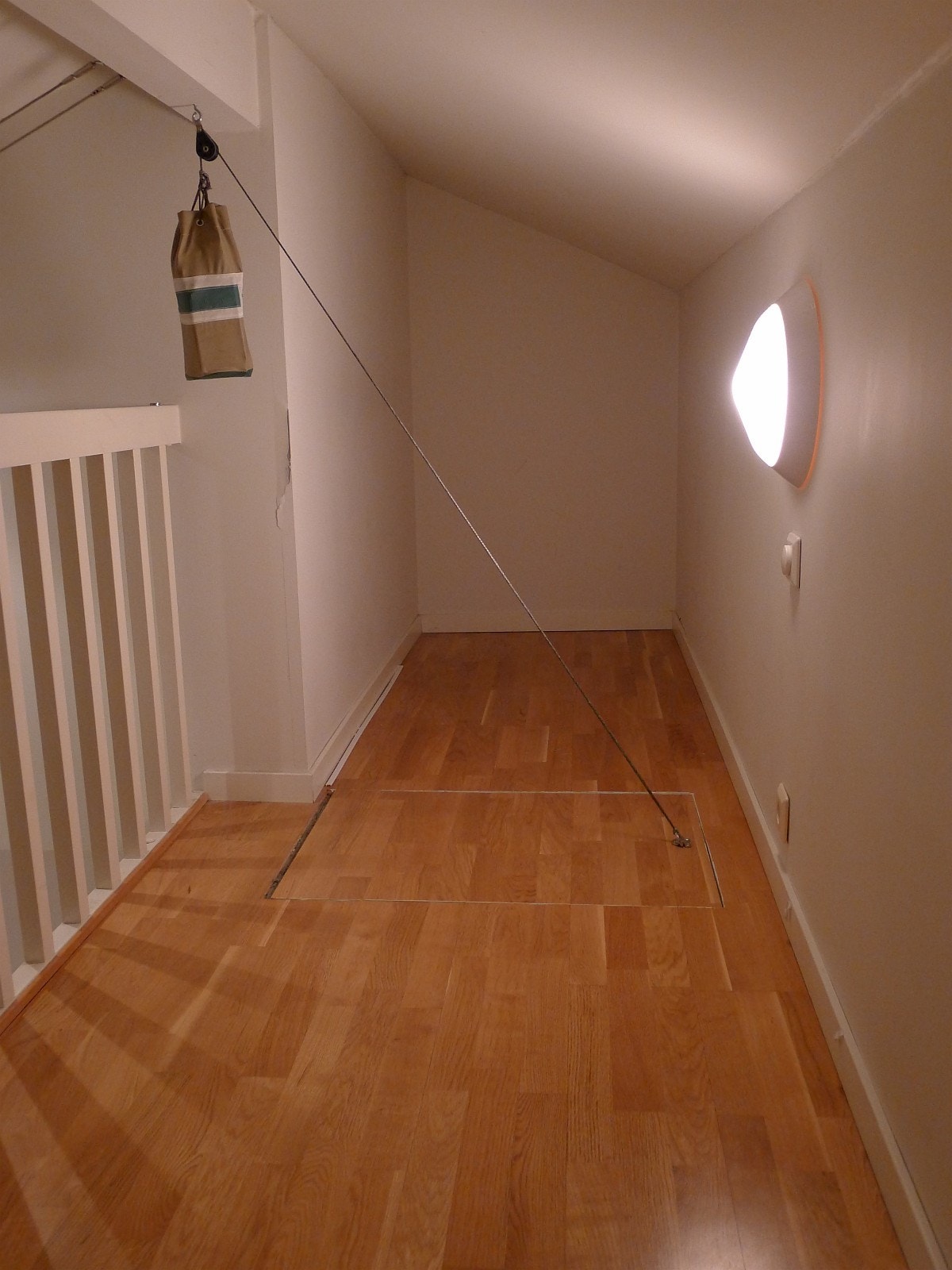 Ene delen av hemsen, god plass til feks lagring Galleribilde