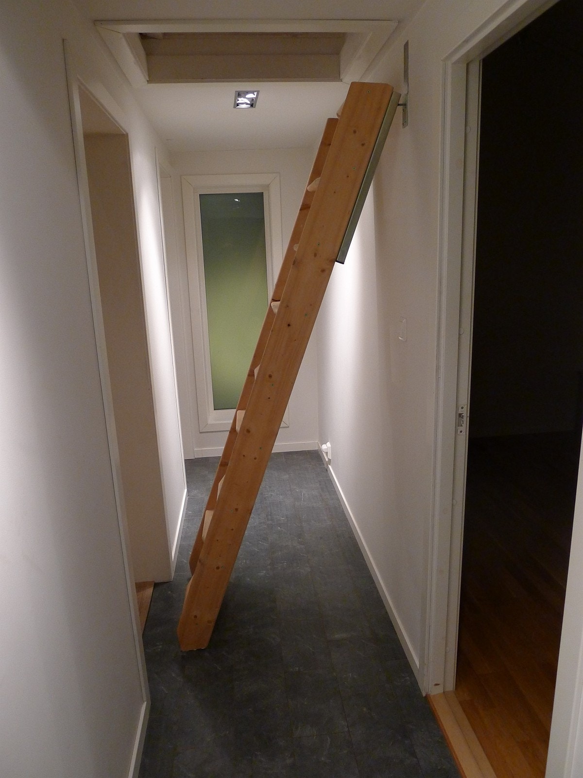 Gang fra inngangsdør med hemsstige trukket ut Galleribilde