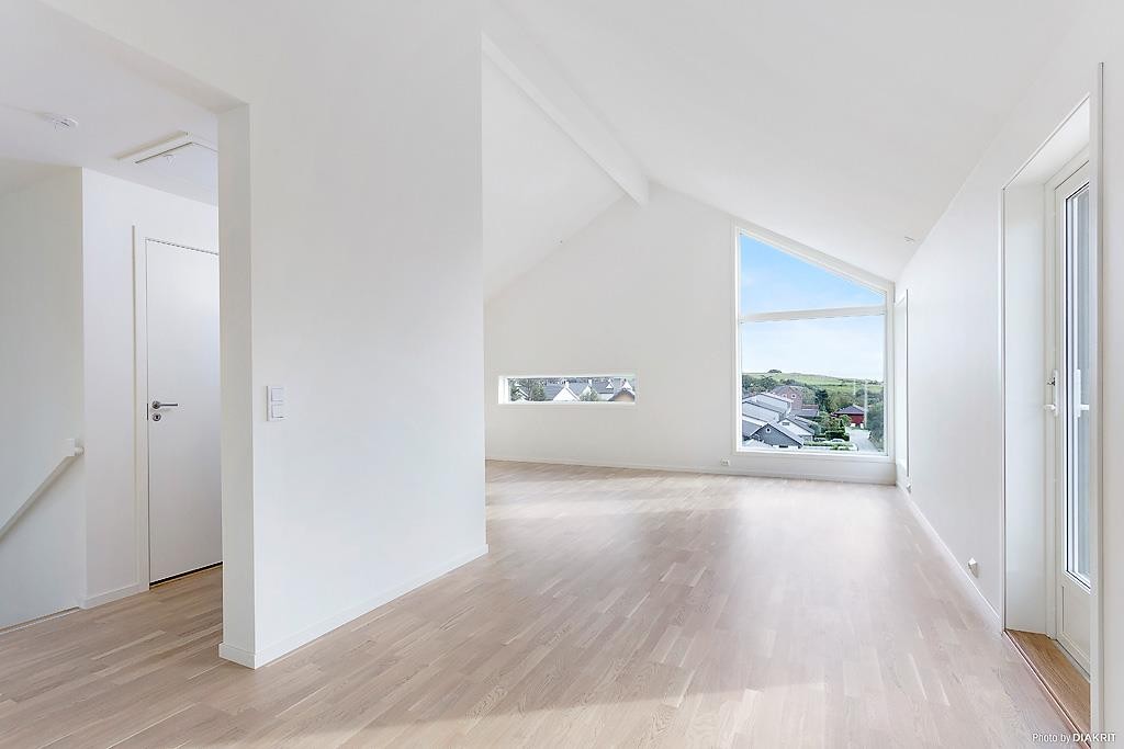 I andre etasje er det åpen løsning med god takhøyde og store vindusflater. Dette gir luftig og lys atmosfære. Galleribilde