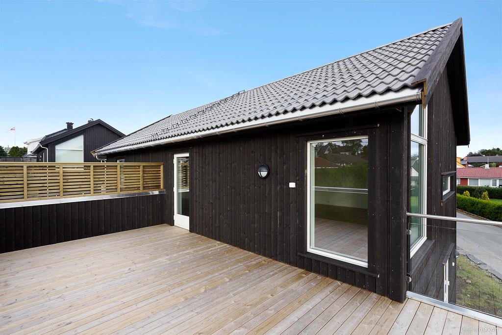 Flott takterrasse som er solrik med flott utsikt Galleribilde