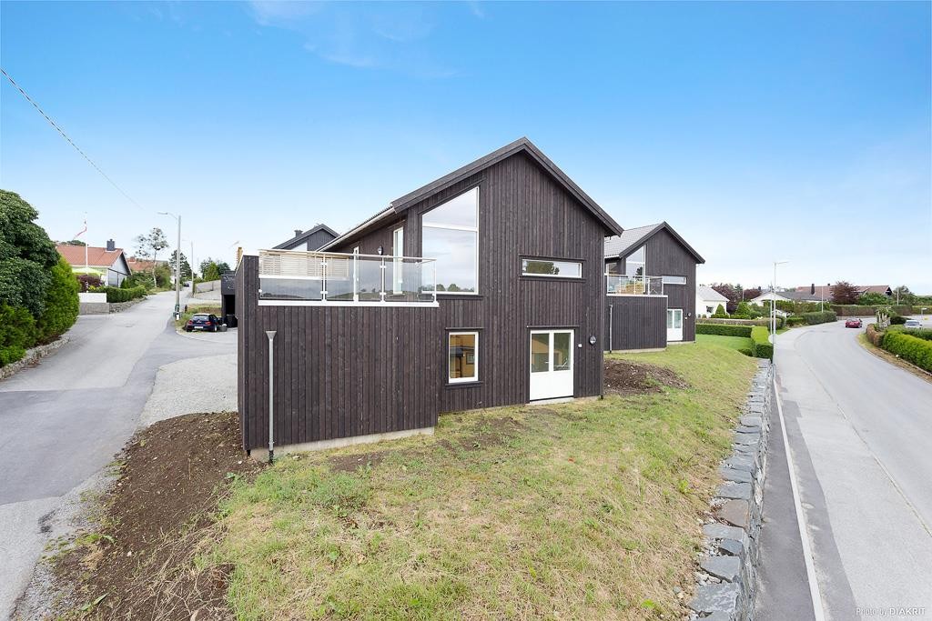 Fin beliggenhet i etablert boligområde i Verdalen. Det er god utsikt over Jærlandskapet og mot sjøen. Eiendommen ligger i koselig tunbebyggelse i etablert, rolig og barnevennlig boligområde med lekeplass like ved Galleribilde