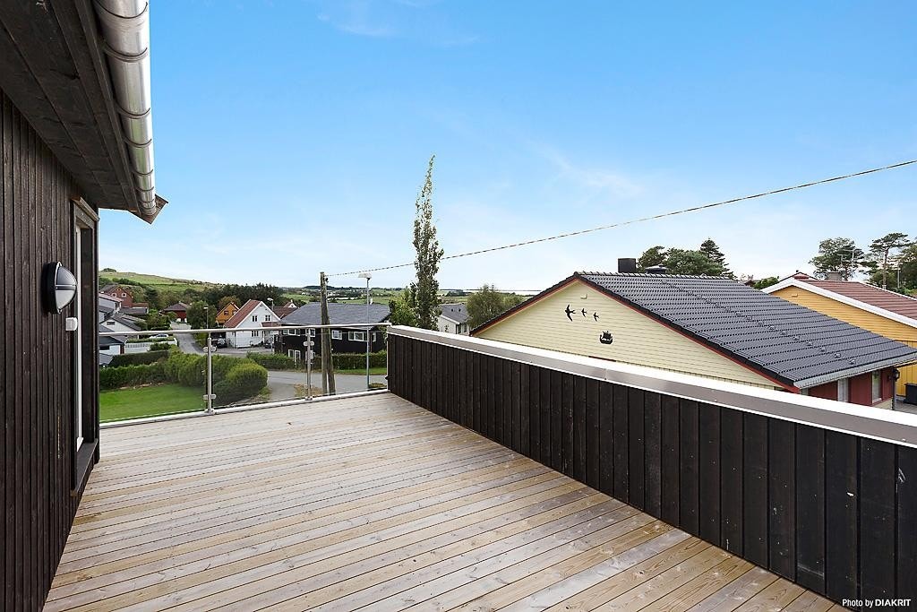 Fra stue og takterrasse ser man både Jærlandskap, sjø og Orrevannet. Galleribilde