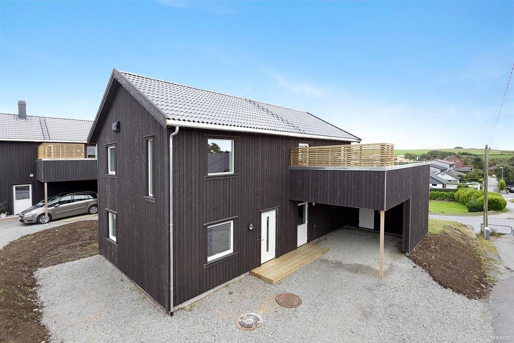 Attraktiv nyoppført enebolig med carport Galleribilde