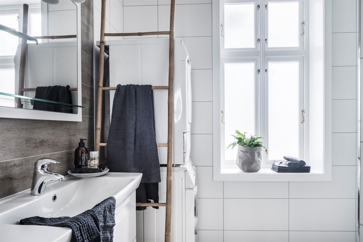 Badet inneholder servant med møblement/speil og belysning, praktisk veggheng toalett, innfellbare dusjdører og dusjgarnityr. Med innfelte spotlights i himling, lyse overflater og varmekabler i gulv, ligger alt til rette for en behagelig atmosfære. Galleribilde