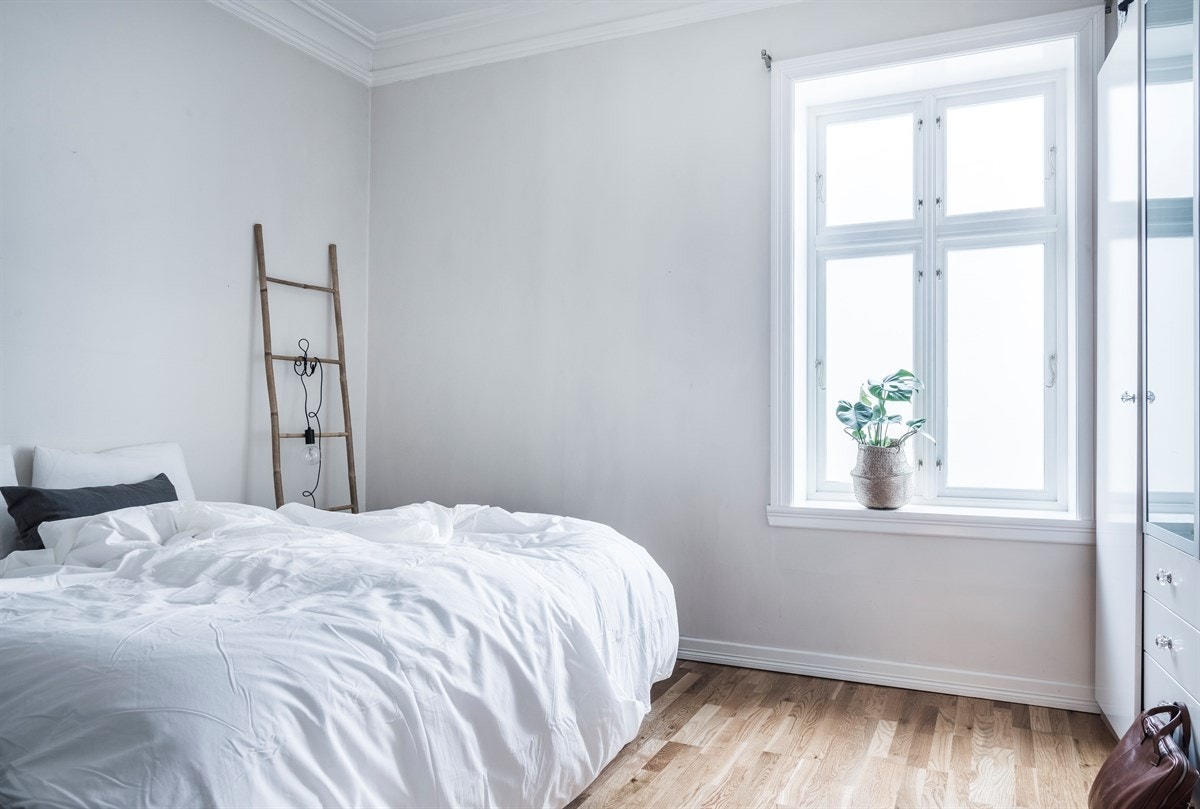 Garderobeskapet går langs hele siden og gir rom for mye oppbevaring. Galleribilde