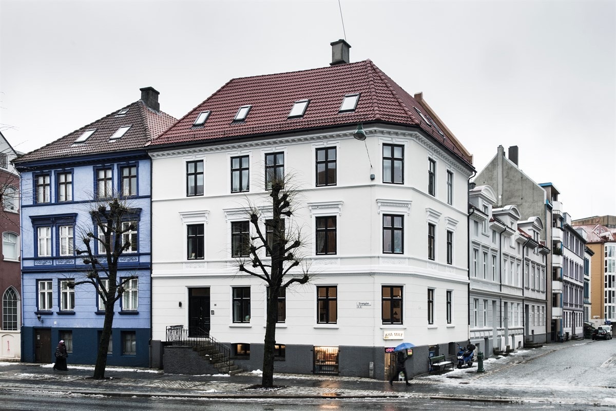 Fasade av Strømgaten 20, rett ved siden av Grieghallen. Galleribilde