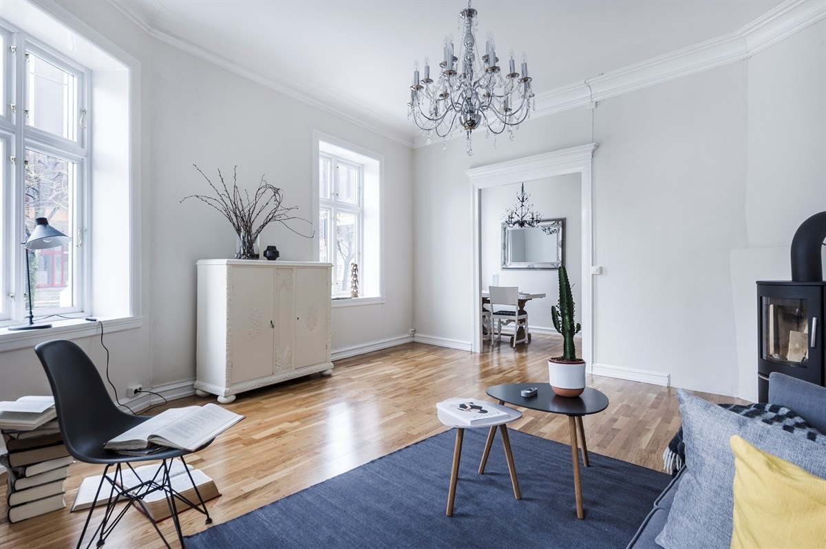 Stuen har mange gode kvaliteter; ny vedovn fra 2010 som gir god varme om vinteren, takhøyden (som går igjen i hele boligen) og store vinduer som sørger for naturlig dagslys og åpenhet. Galleribilde