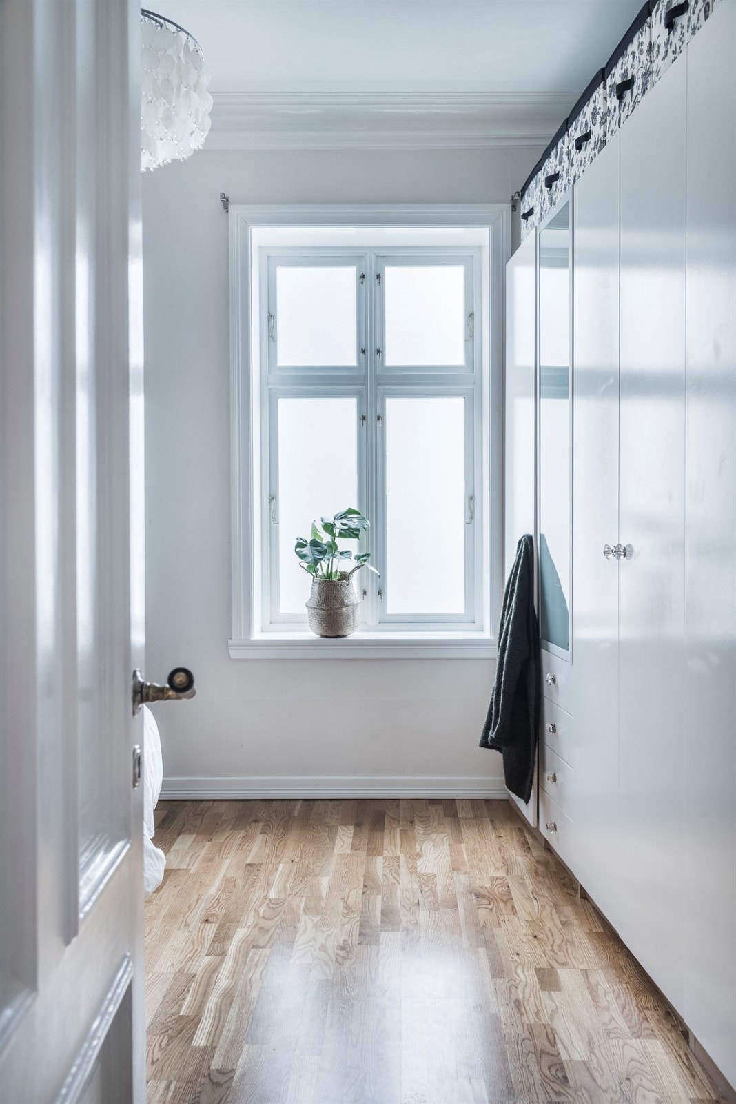 Hovedsoverommet har god plass til dobbeltseng og kommoder samt en liten sittegruppe eller kontormøbler. Galleribilde