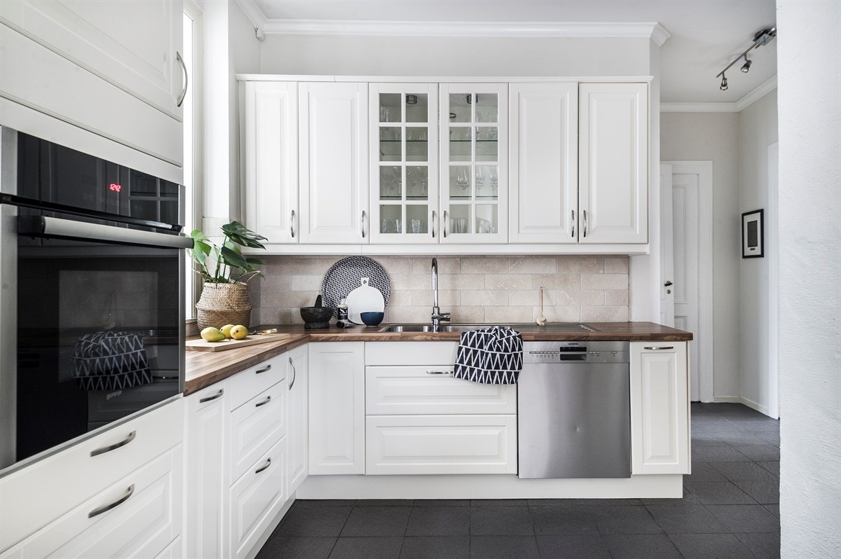 Innredningen er fra Ikea med profilerte fronter og integrerte hvitevarer som stekeovn, platetopp m/induksjon og kjøleskap/frys. Pyrolyse i stekeovnen gjør rengjøringen til en drøm og induksjon på platetoppen gir rask oppvarming av kasseroller. Galleribilde