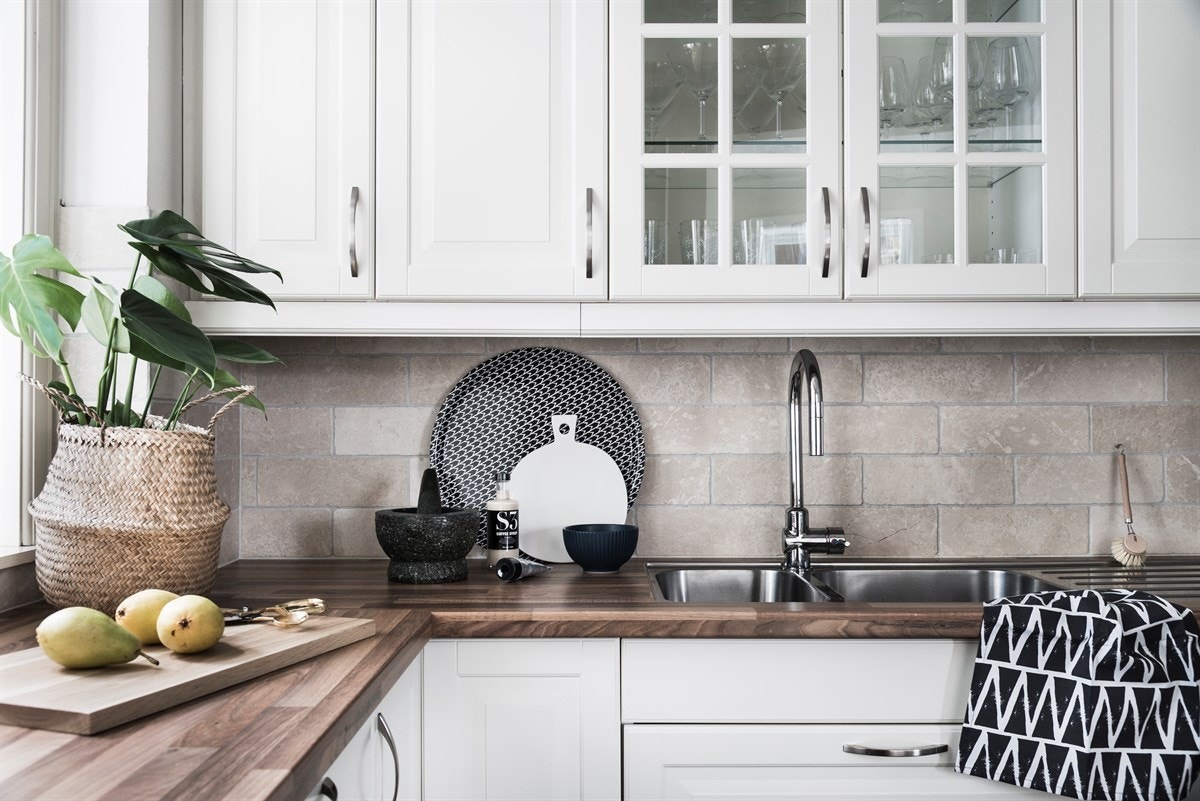 Flotte detaljer på to av overskapene. Galleribilde