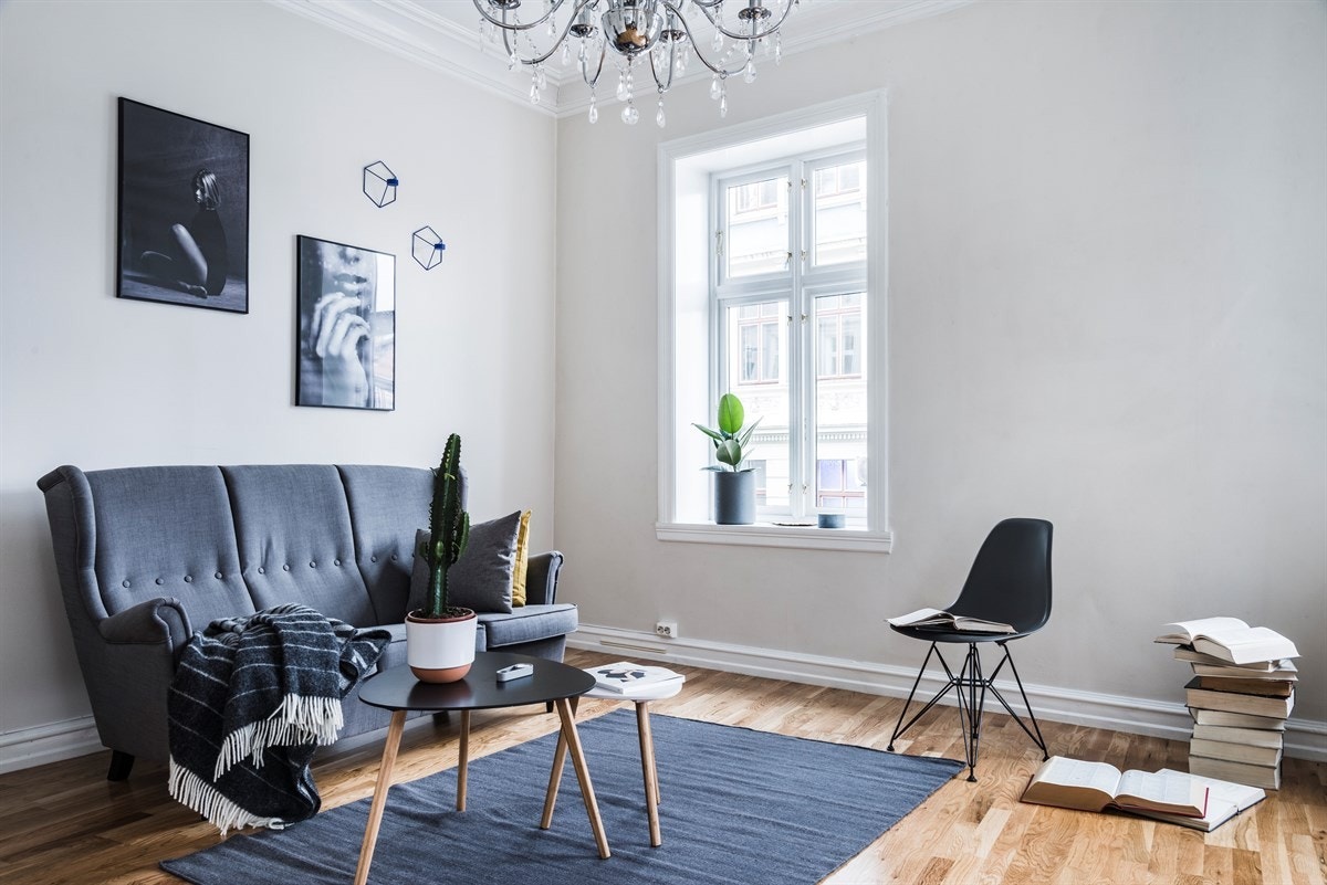 Stuen har mye veggplass som gjør at du kan innrede med møblement etter eget ønske og planløsningen gir rom for flere sittegrupper. Galleribilde