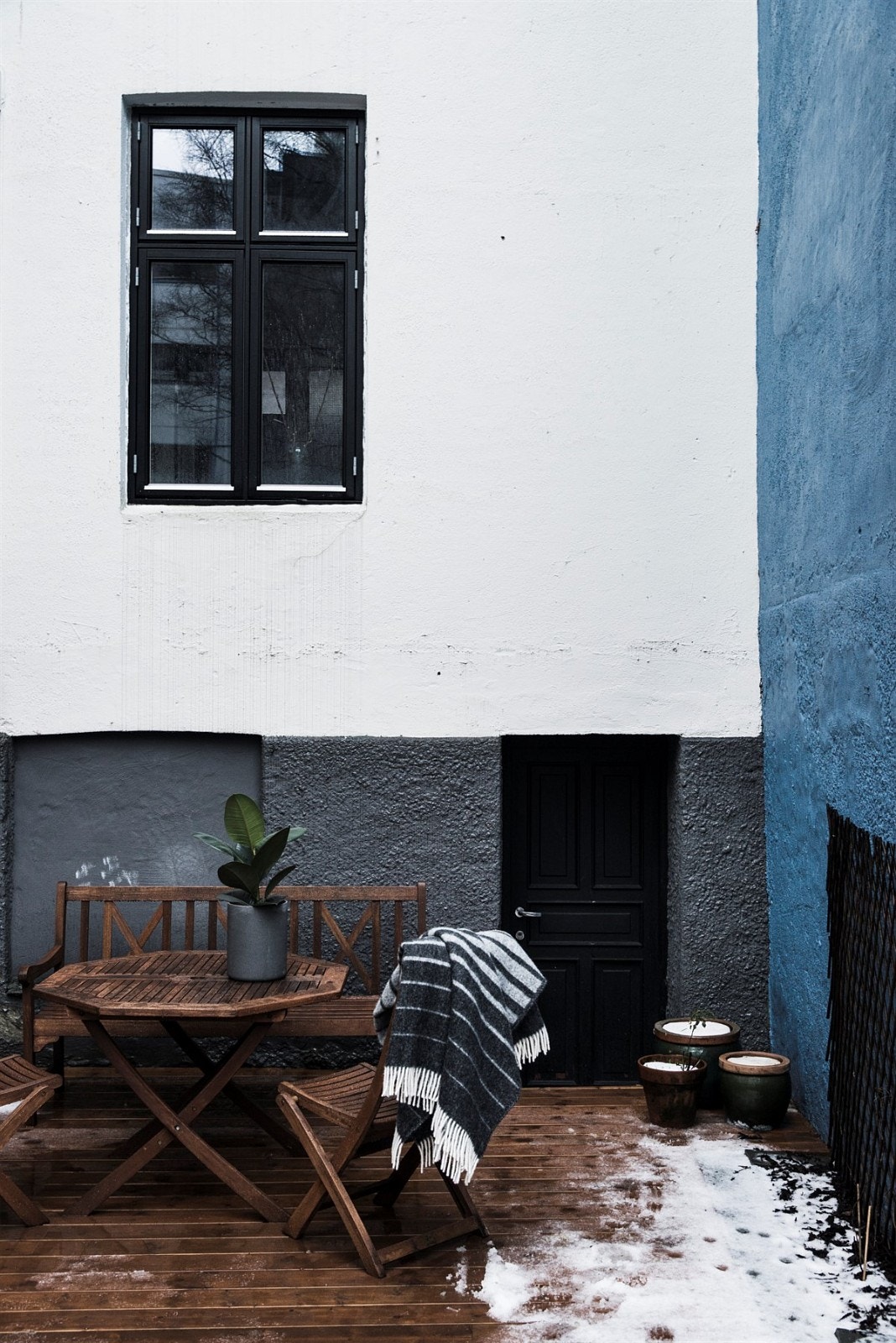 Boligen har et felles inngjerdet uteareal i bakgården som er lun og intim, hvor man kan nyte sol og sosial hygge i sommerhalvåret. Galleribilde