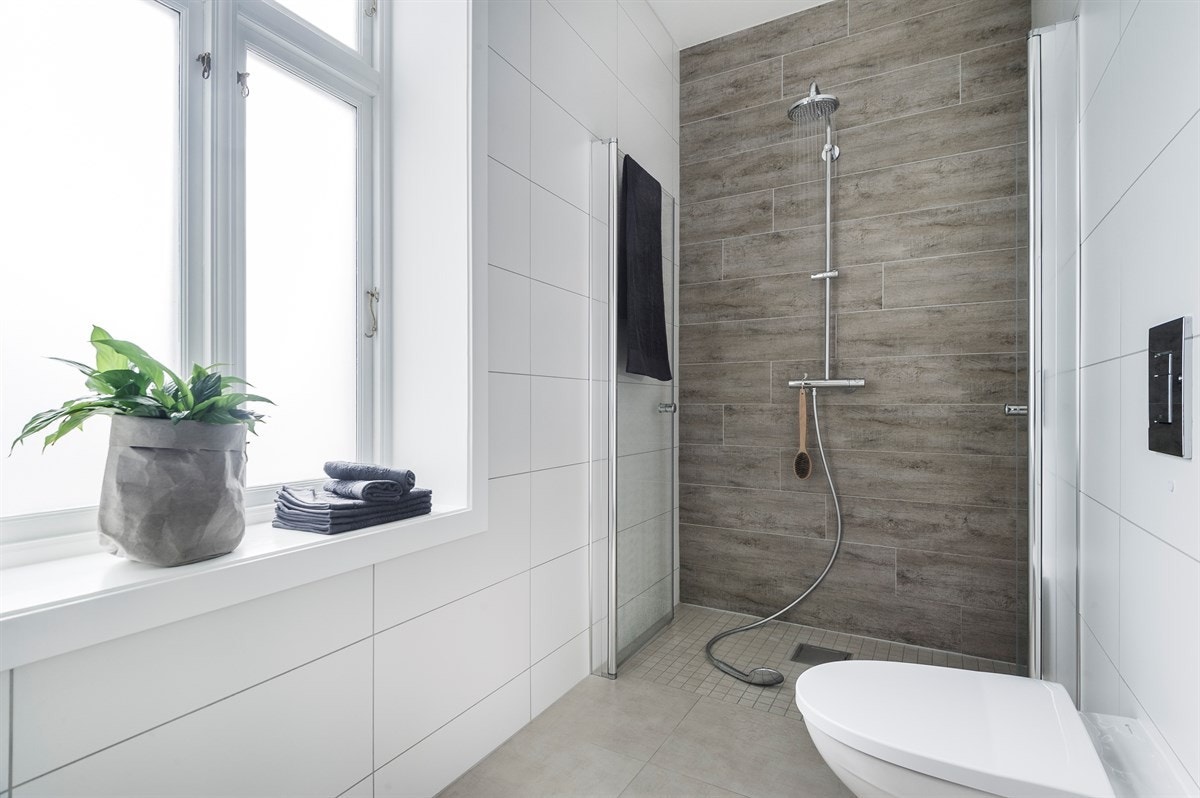 Badet ble oppgradert i 2014 og er både smakfullt og funksjonelt. Innredningen er fra den danske produsenten Dansani og regndysjen er fra Grohes tyske kvalitet. Galleribilde