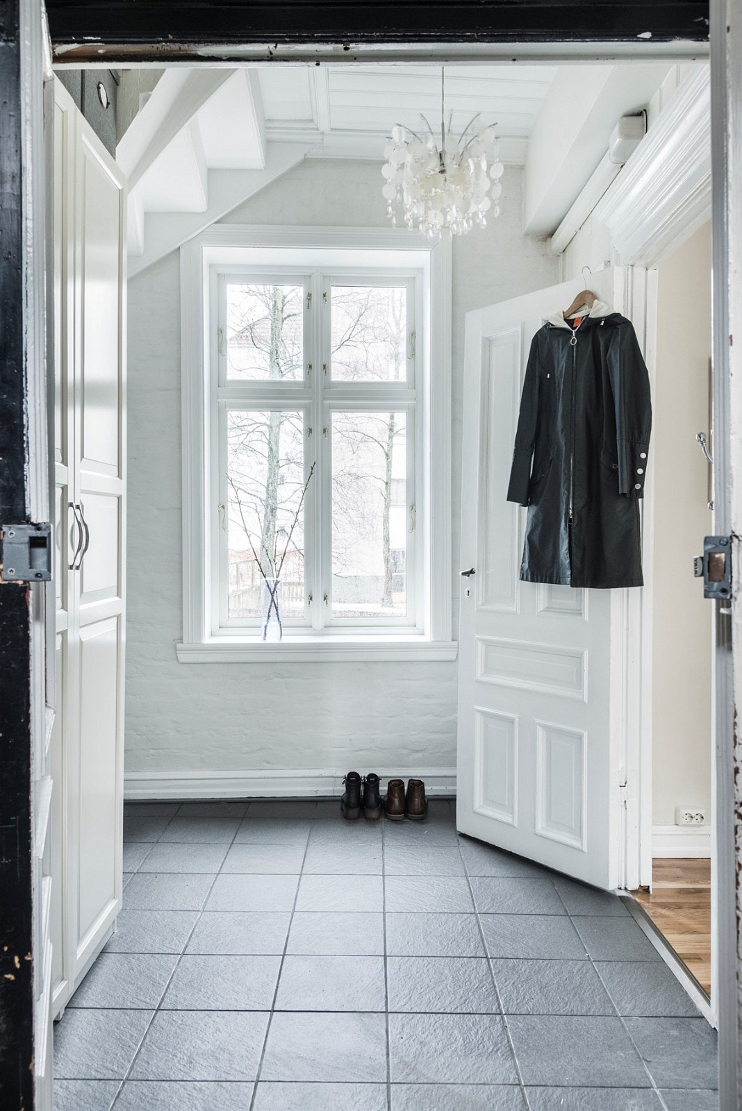 Allerede i entréen får du kjenne på den lyse og luftige følelsen den gode takhøyden gir. Galleribilde