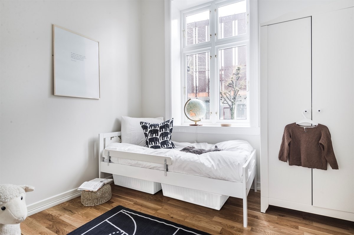 Det første rommet som møter deg i leiligheten er et soverom til høyre. Her får man plass til det man trenger; en dobbeltseng, kommode og garderobeskap. Galleribilde