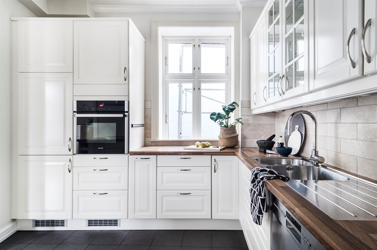 Mye skapplass sørger for god oppbevaring og minimerer rotet, noe som gir en avslappende tilværelse. Kjøkkenet har også store arbeidsflater som gjør at man fint kan være flere om matlagingen. Galleribilde