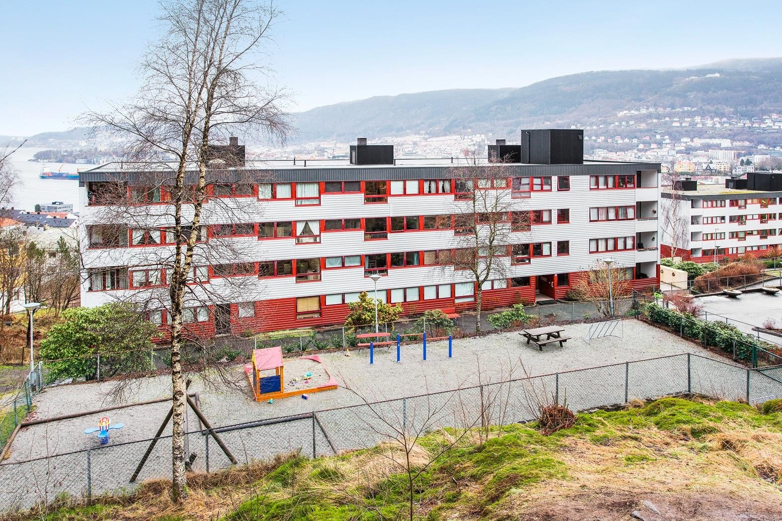 Eiendommen har en sentral beliggenhet med gangavstand til sentrumskjernen med alt av byens fasiliteter og servicetilbud, samt flere av de store utdanningsinstitusjonene som UiB og BI. Galleribilde