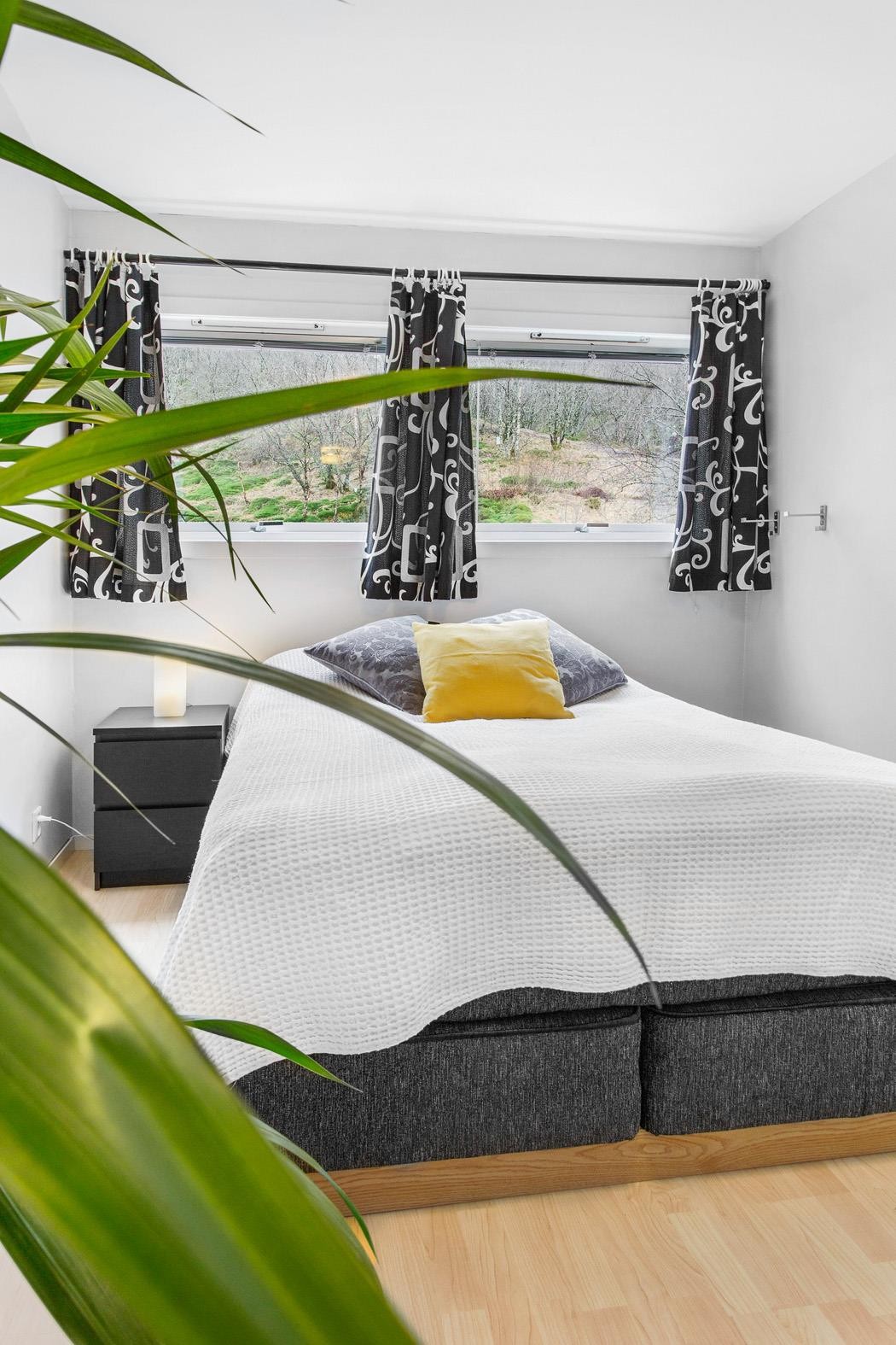 Romslig soverom med god garderobeplass Galleribilde