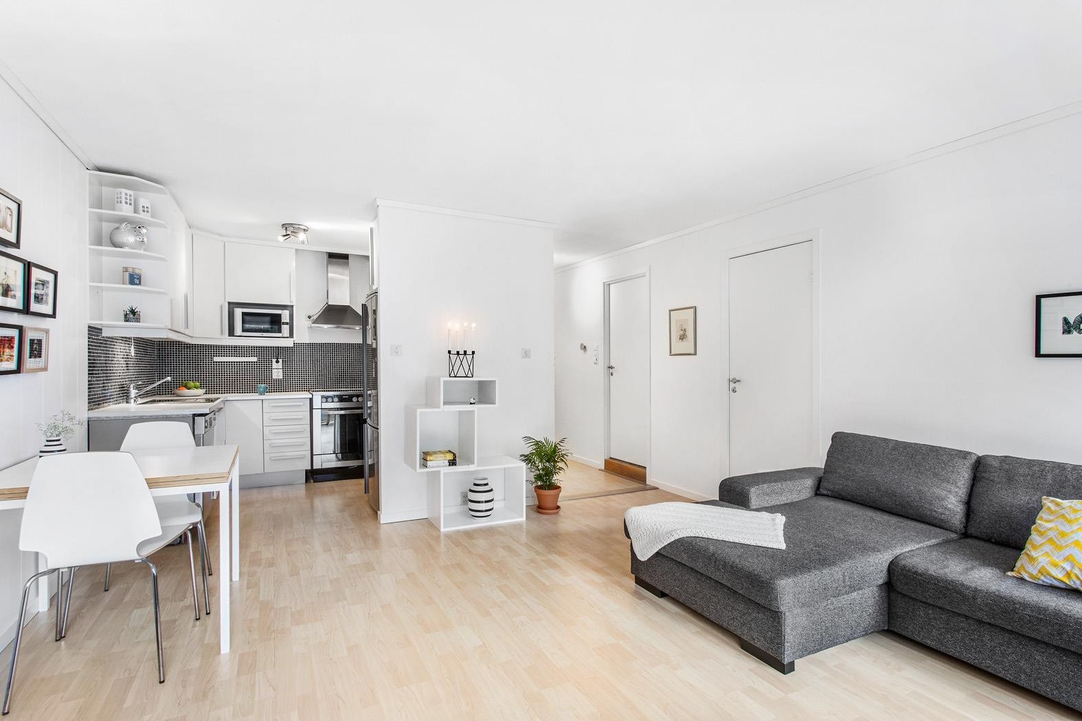 Det er åpen stue-/kjøkkenløsning med god plass til både salonggruppe og spisebord Galleribilde