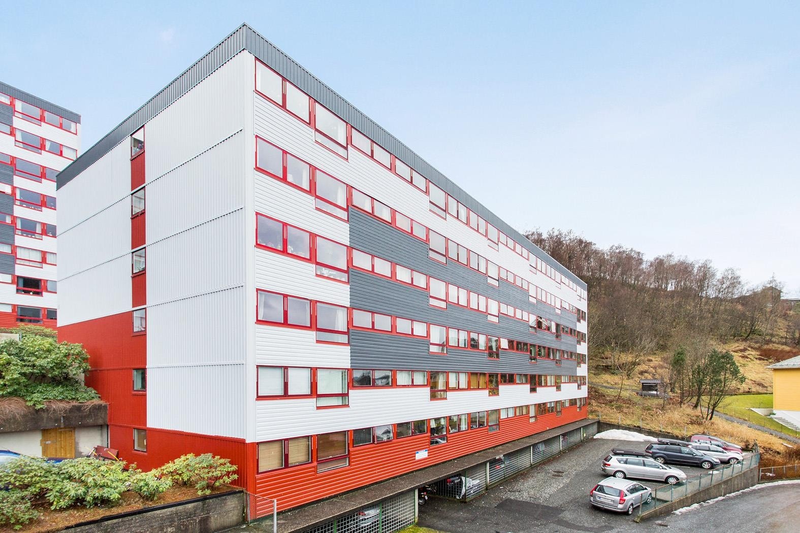 Leiligheten har fast garasjeplass i felles garasjeanlegg i kjeller Galleribilde