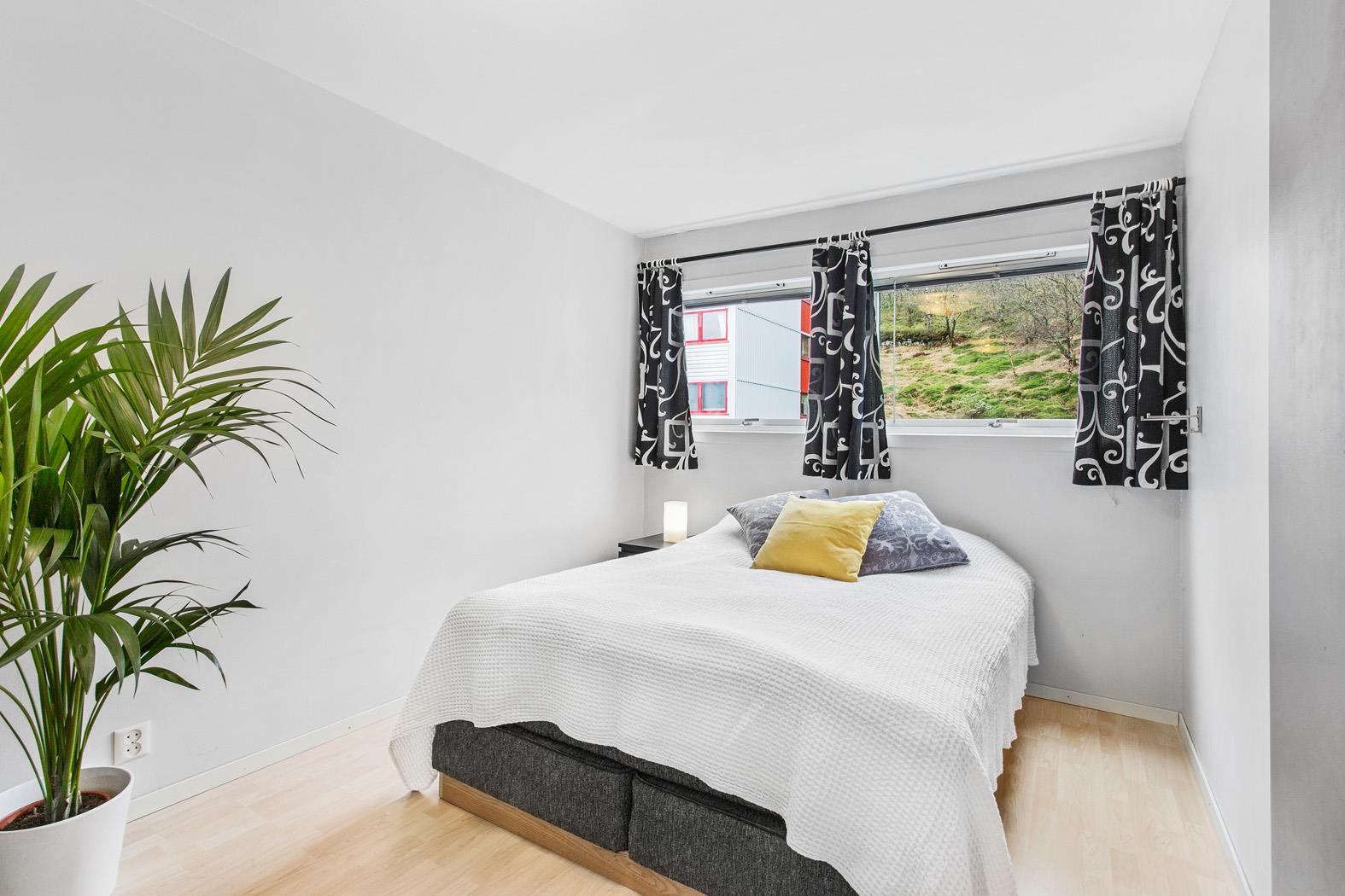 Romslig soverom med god garderobeplass Galleribilde