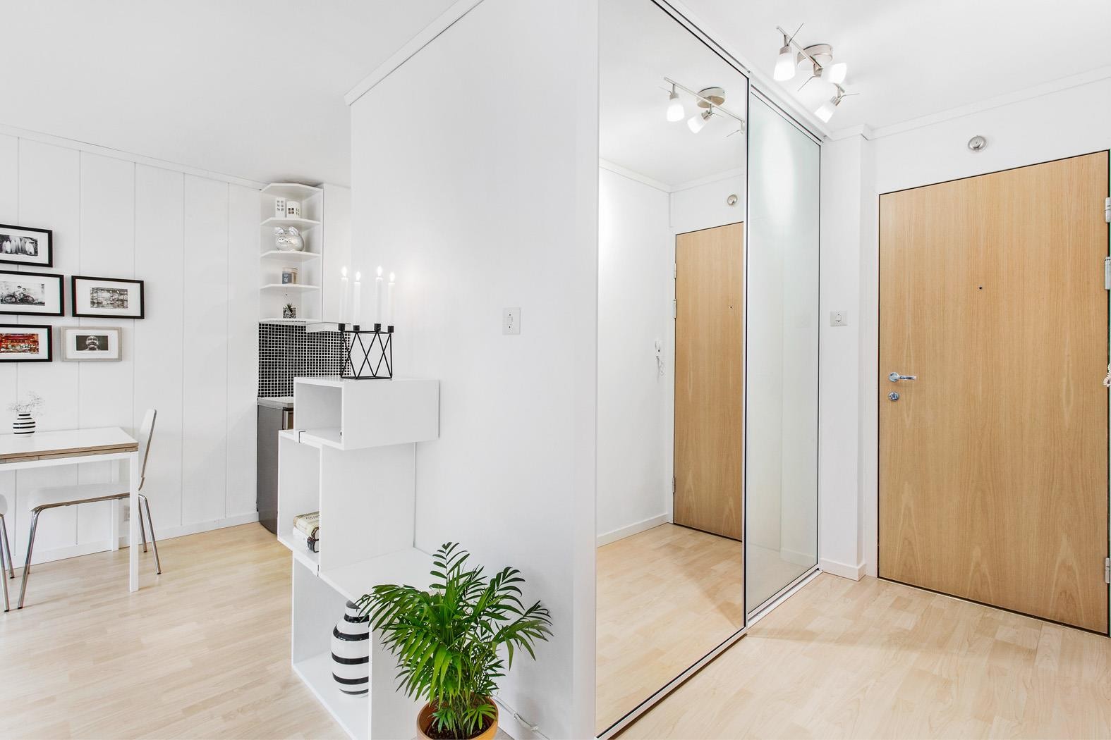 Det er nylig laget en meget praktisk speilgarerobe i gangen med god lagringsplass Galleribilde