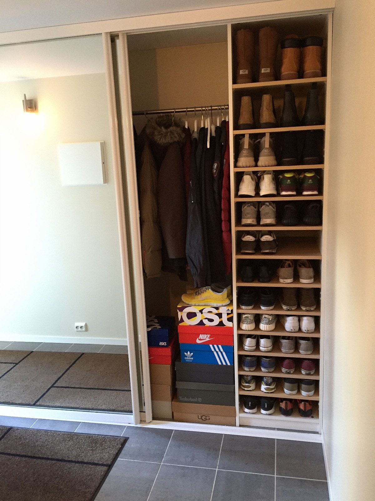 Garderobe i gang Galleribilde