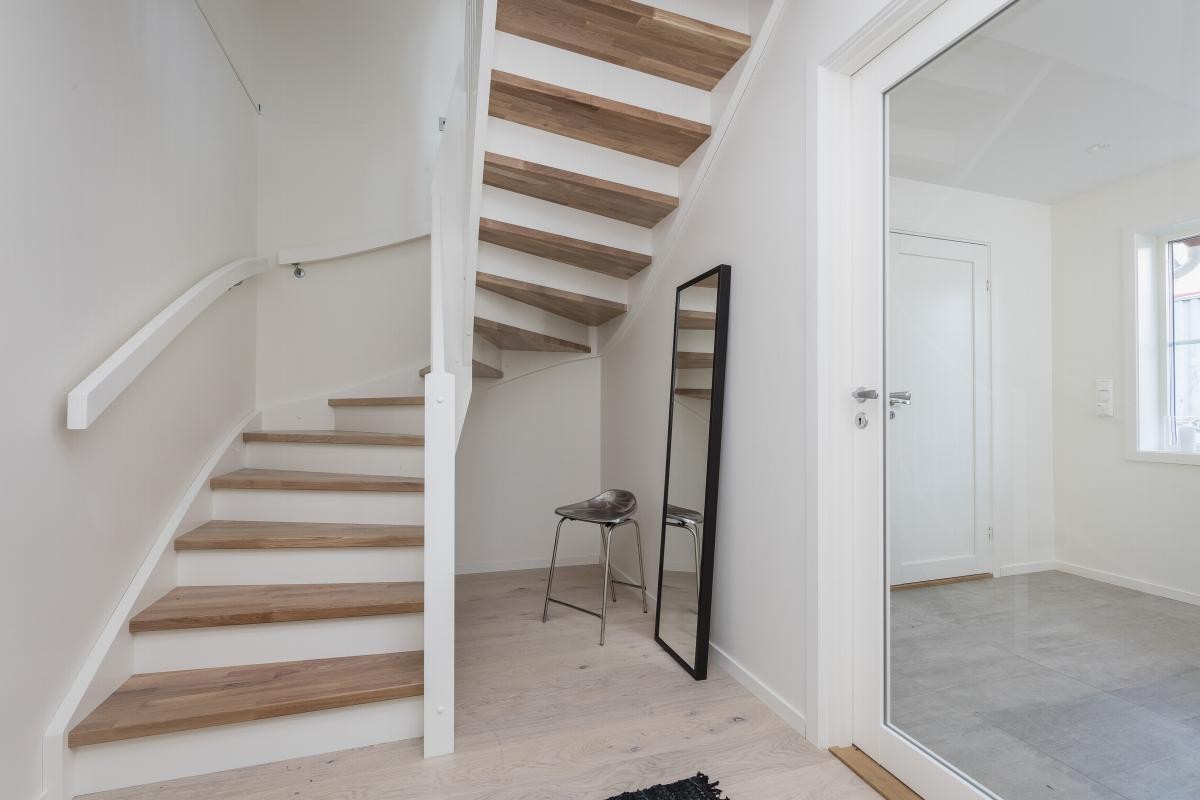 Underetasje med vaskerom og innvendig bod av fin størrelse som gir gode lagringsmuligheter Galleribilde